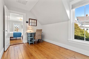 3 Schlafzimmer, Schreibtisch, Bügeleisen/Bügelbrett, Reisekinderbett