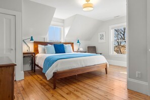 3 slaapkamers, een bureau, een strijkplank/strijkijzer, reisbedje