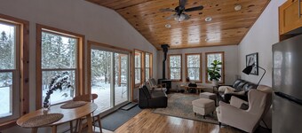 Noric Cottage Near Beaches and Trails (wifi / winterized)