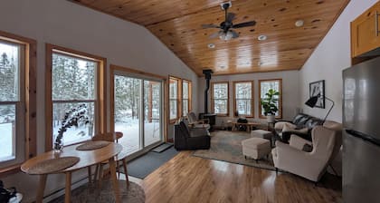 Noric Cottage Near Beaches and Trails (wifi / winterized)