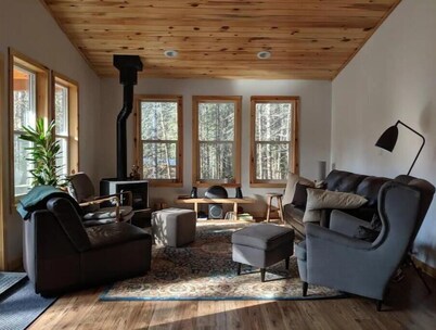 Cozy Woodland Refuge (wifi / winterized)