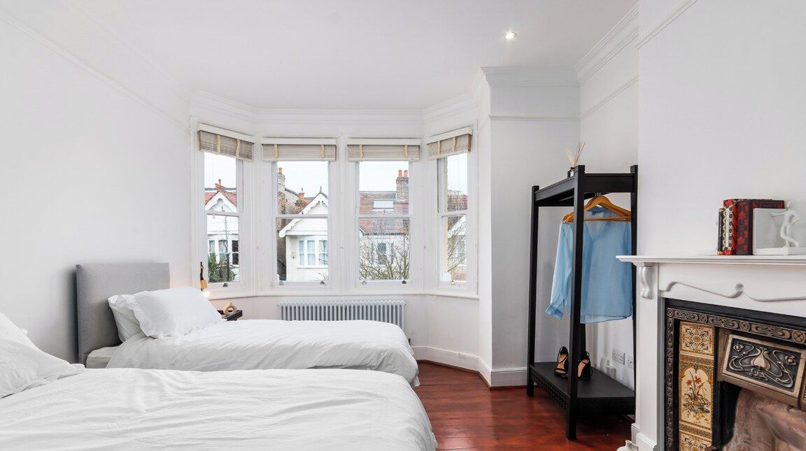 3 bedrooms, iron/ironing board, internet, bed sheets