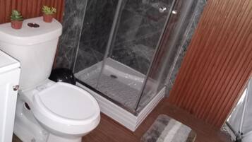 Habitación doble familiar, 2 camas matrimoniales, para no fumadores, vista a la montaña | Baño | Tina, amenidades de baño gratuitas, toallas, jabón