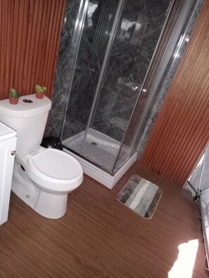 Habitación doble familiar, 2 camas matrimoniales, para no fumadores, vista a la montaña | Baño | Tina, amenidades de baño gratuitas, toallas, jabón 