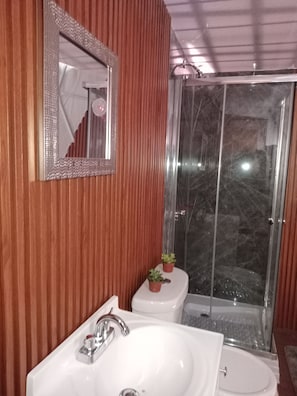 Familien-Doppelzimmer, 2 Doppelbetten, Nichtraucher, Bergblick | Badezimmer | Badewanne, kostenlose Toilettenartikel, Handtücher, Seife