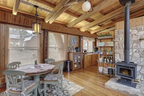 Dining - Spacious Cottage on a stunning Riverfront (Ingram)