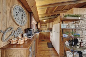 Private kitchen - Spacious Cottage on a stunning Riverfront (Ingram)