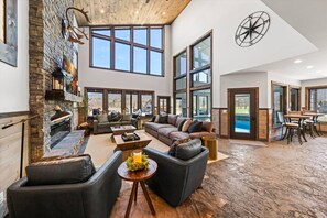 Smart TV, chimenea y videojuegos