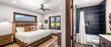 Una camera da letto con un letto grande, una ventola a soffitto e vista sull'esterno.