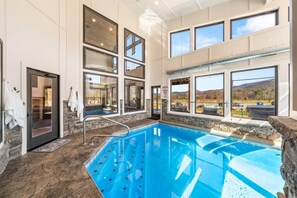 Una piscina techada, una piscina climatizada