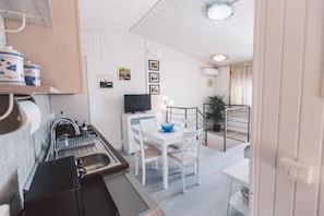 Apartment, 2 Bedrooms, Smoking, Patio | Private kitchen