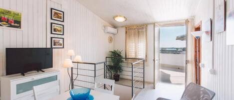 Apartment, 2 Bedrooms, Smoking, Patio | Dining