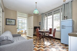 TV - Appartement T2 Avec Véranda Privative (La Ciotat)