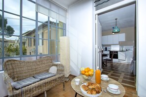 TV - Appartement T2 Avec Véranda Privative (La Ciotat)