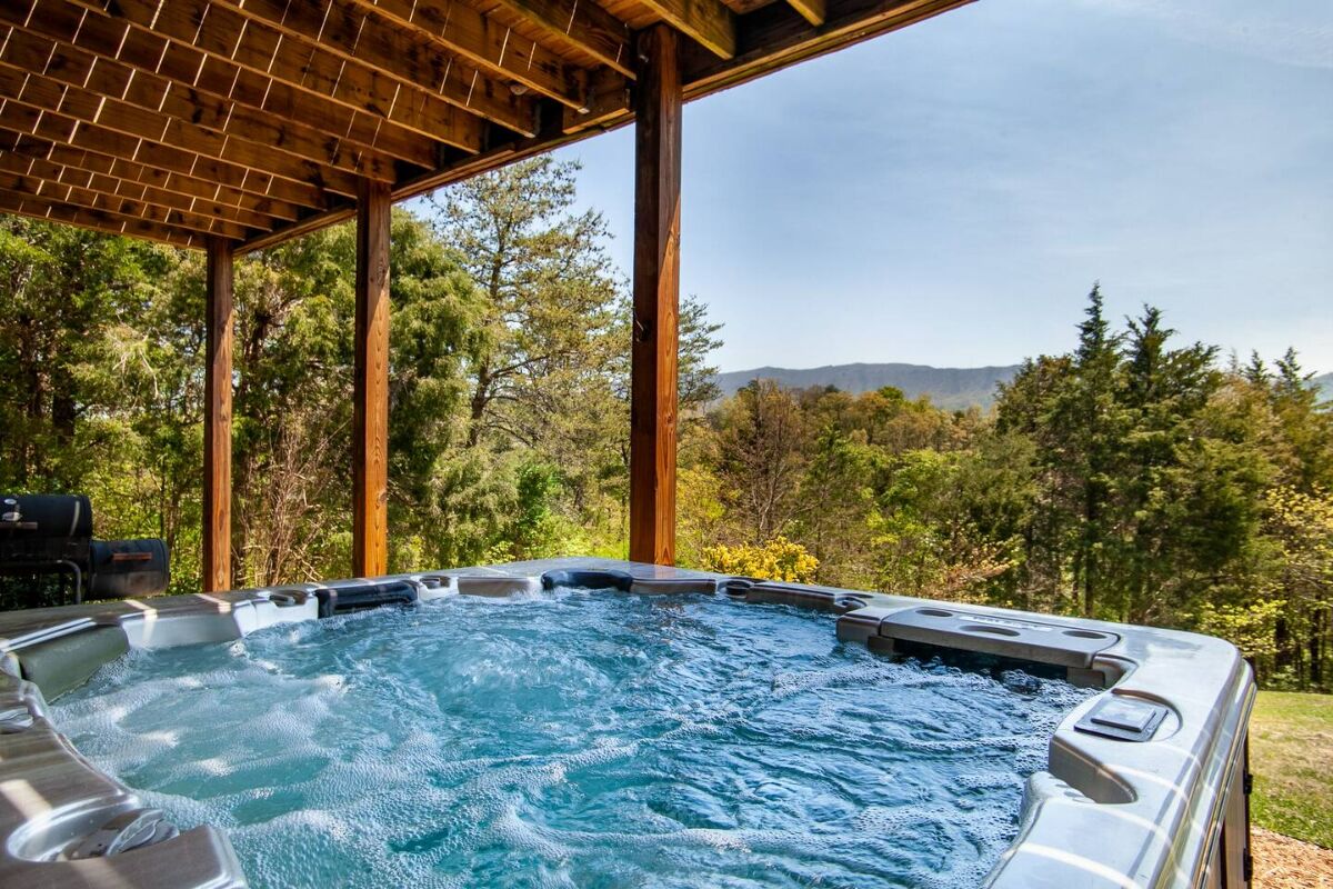 *Amazing 3BD Lodge w\/ SAUNA! Firepit + Near Lake!*