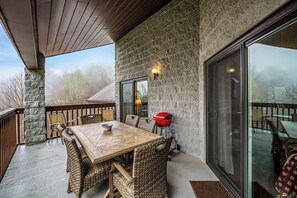 Outdoor dining - *Charming 3BD Condo! POOL + Views + Near Town!* (Gatlinburg)