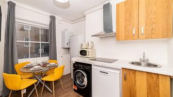 Réfrigérateur, micro-ondes, plaque de cuisson, lave-vaisselle