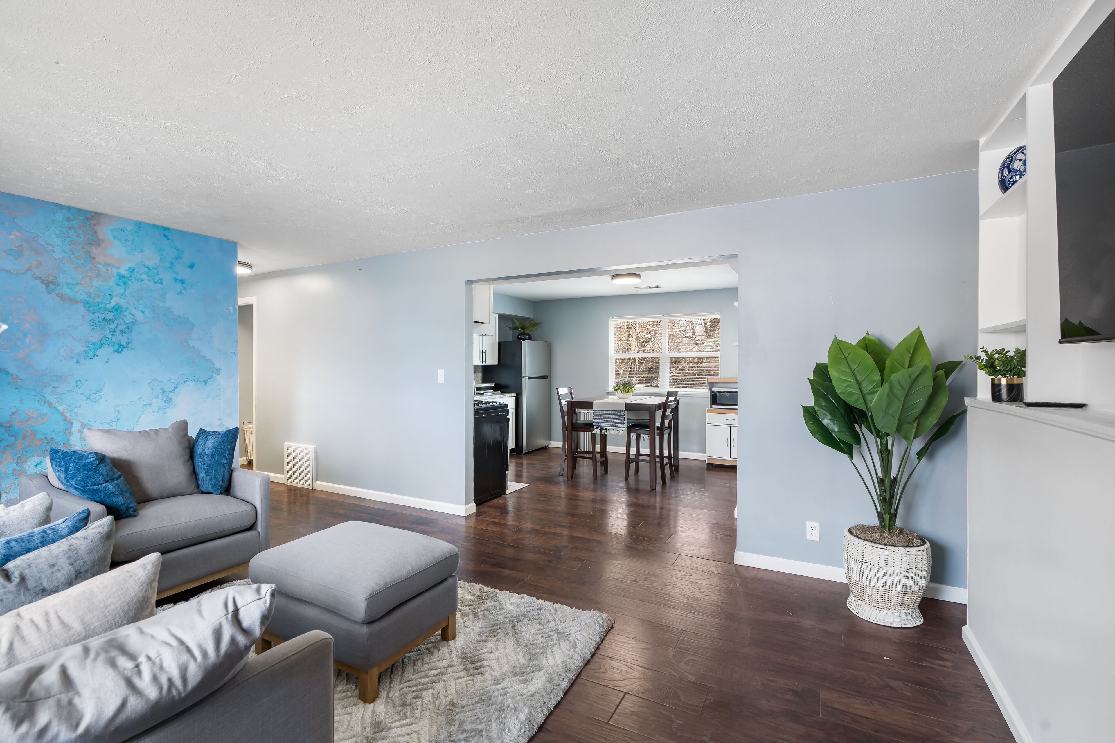 Cozy Newly Renovated 2BR-1BA//3 to 6mins from OSF St  B