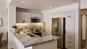 Refrigerador, microondas, cafetera y tetera y tetera eléctrica 