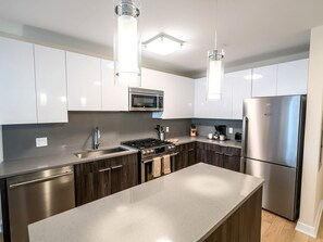 Geladeira, micro-ondas, fogão, cooktop