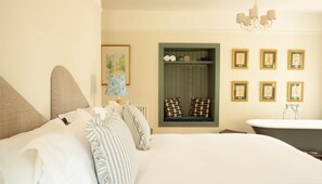 6 bedrooms, iron/ironing board, Internet, bed sheets