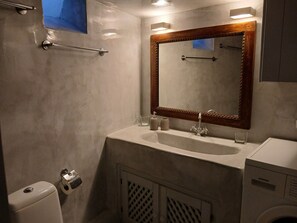 Shower, hair dryer, towels, soap - Authentic Castle House in Santorini (Pyrgos Kallistis)