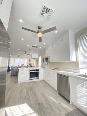 Mikrobølgeovn, ovn, kokeplater og oppvaskmaskin