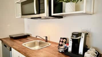 Refrigerador, microondas, lavavajillas y cafetera y tetera