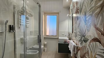Dusj, hårføner, håndklær og såpe
