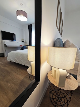 Escritorio, insonorización, wifi gratis y ropa de cama