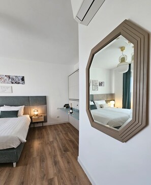 Desk, soundproofing, free WiFi, bed sheets - B&B Domus Teano (Rome)