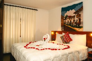 ألحفة محشوة بالريش وخزنة داخل الغرفة ومكتب ومساحة عمل للكمبيوتر المحمول