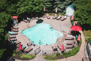 Una piscina al aire libre, una piscina climatizada