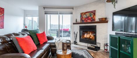 Smart TV, fireplace, computer monitors