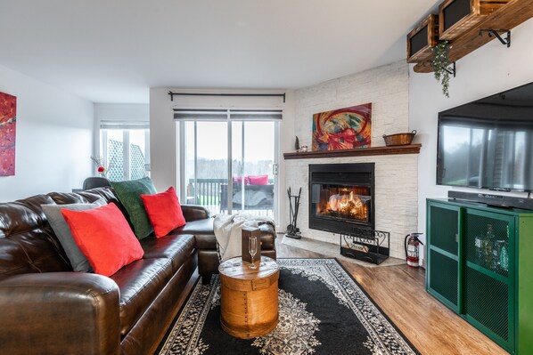 Una Smart TV, una chimenea, una pantalla de ordenador