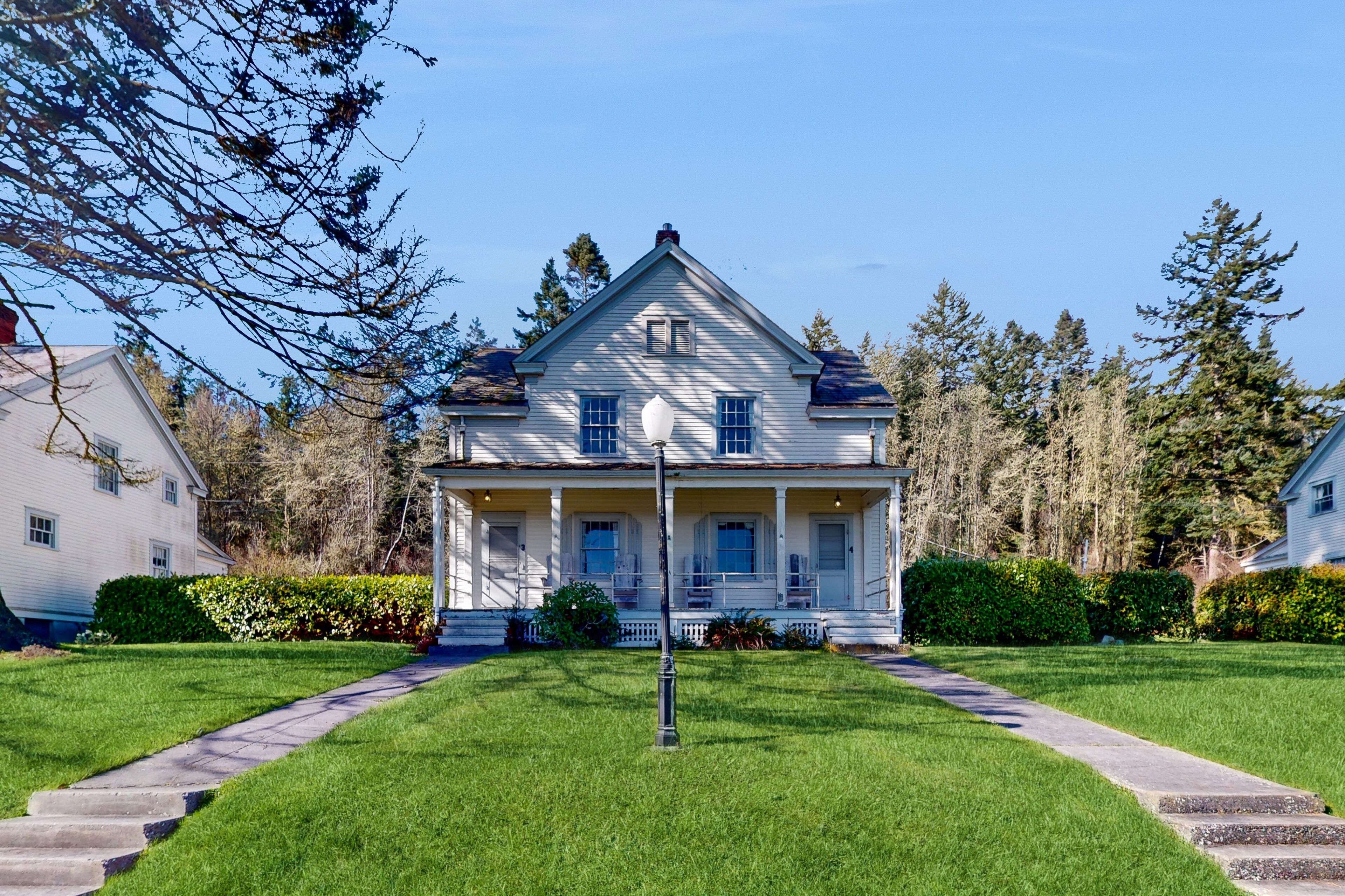 Ocean view duplex with front porch, walk to ferry & Fort Casey State Park