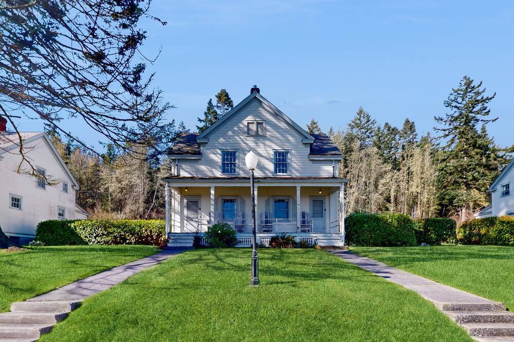 Ocean view duplex with front porch, walk to ferry & Fort Casey State Park