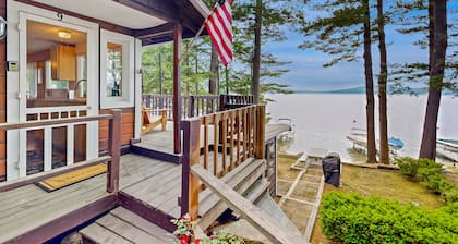 Lakefront cabin with deck, gas grill, kayaks, fireplace, & quick beach access