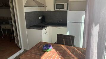 Coffee/tea maker, fridge, microwave, toaster