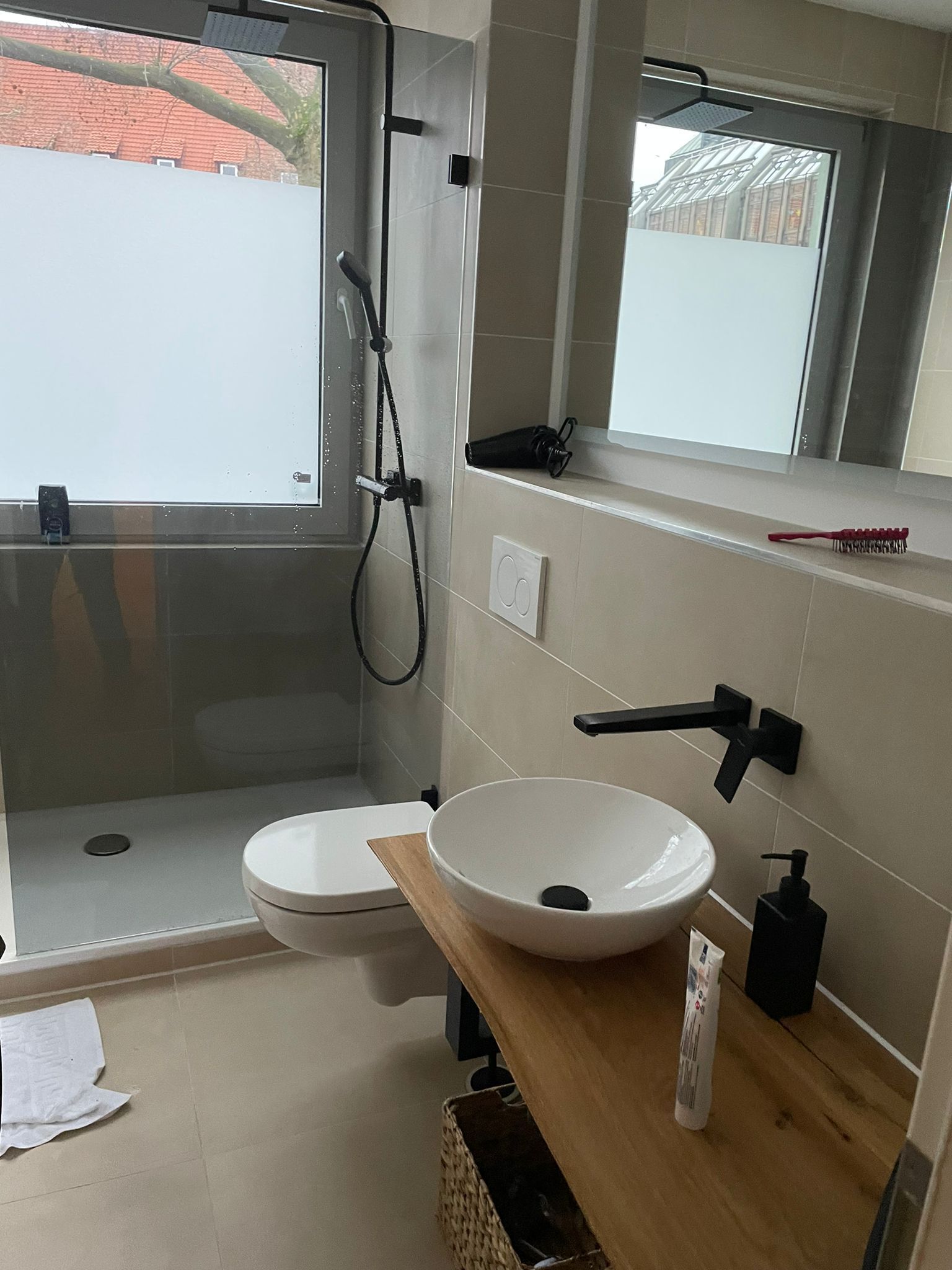 Ein modernes Badezimmer mit Dusche, Toilette und Waschbecken.