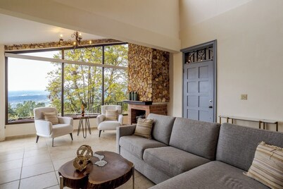 House in Boquete with king beds and hot tub