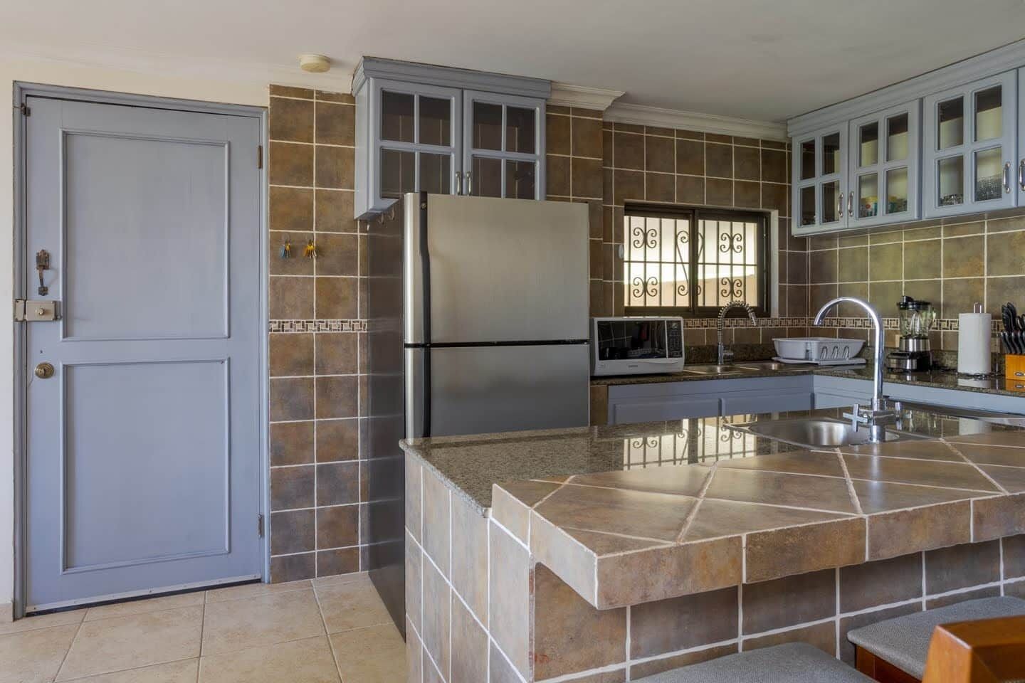 Réfrigérateur, four à micro-ondes, un four, surface de cuisson