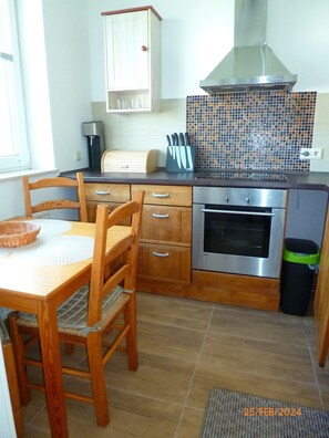 Fridge, microwave, oven, stovetop - Apartment mit -Küche -Loggia -WiFi (Duisburg)