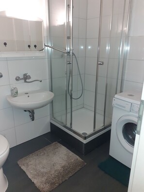Regadera, toallas, papel de baño 