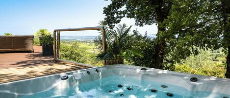 Outdoor spa tub