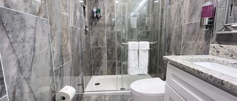 Douche, sĂšche-cheveux, serviettes fournies, savon