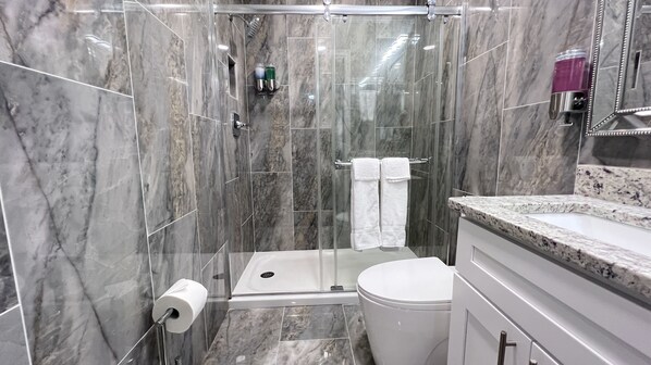 Dusche, Haartrockner, Handtücher, Seife