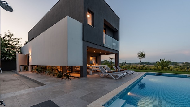 A modern two-story house with a swimming pool, outdoor seating, and a view of the landscape. - Villa Lux Zadarvillas (Zemunik Donji)
