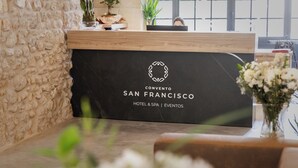 Una recepción con el logotipo de 'CONVENTO SAN FRANCISCO HOTEL & SPA | EVENTOS'.