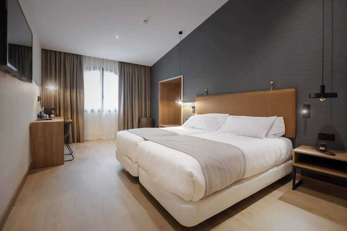 Escritorio, wifi gratis y ropa de cama